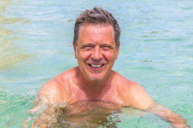 adam okyanusta yüzmeye eğlenceli