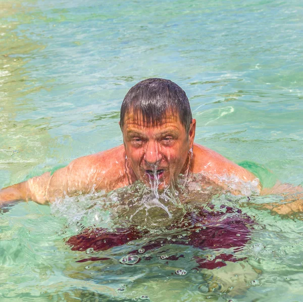남자는 바다에서 수영 하는 재미 있는 — 스톡 사진