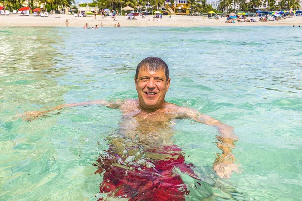 Человек весело плавает в океане — стоковое фото