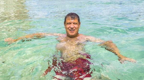 Mann hat Spaß beim Schwimmen im Ozean — Stockfoto