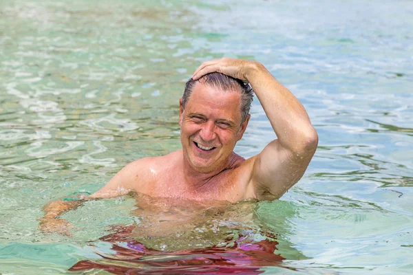 Człowiek ma zabawy, kąpiel w Oceanie — Zdjęcie stockowe