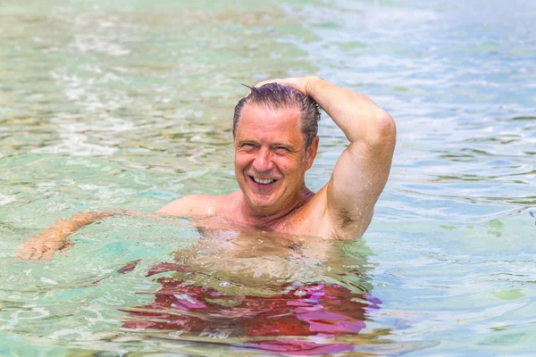 Mann hat Spaß beim Schwimmen im Ozean — Stockfoto