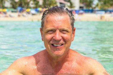 yakışıklı adam okyanusta yüzmeye eğlenceli