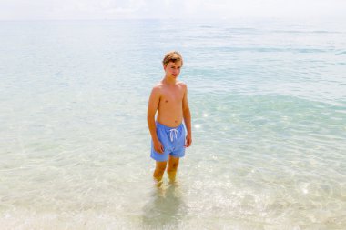 yakışıklı genç okyanusta yüzmeye eğlenceli