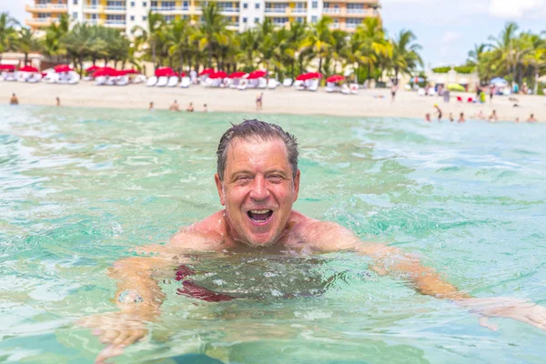 Hombre se divierte nadando en el océano — Foto de Stock