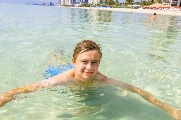 Schöner Teenager hat Spaß beim Schwimmen im Ozean — Stockfoto