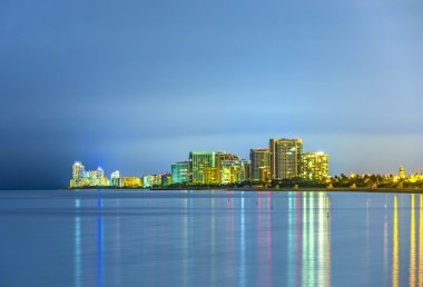miami sunny Isles oc, yansımaları ile gece manzarası