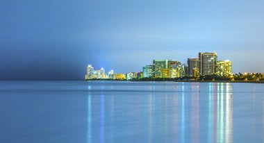 miami sunny Isles oc, yansımaları ile gece manzarası
