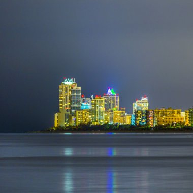 miami sunny Isles oc, yansımaları ile gece manzarası