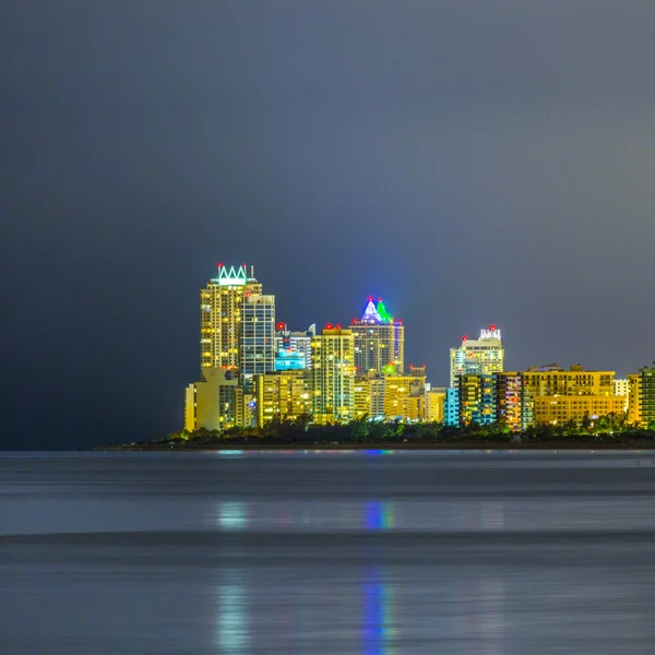 Miami sunny Isles oc, yansımaları ile gece manzarası — Stok fotoğraf