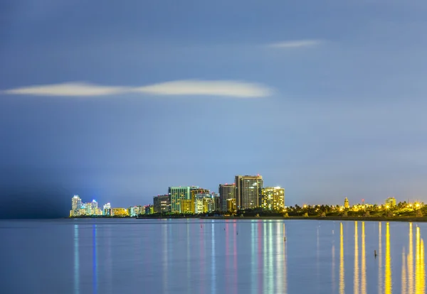 Skyline de Miami islas soleadas por la noche con reflexiones en el oc — Foto de Stock