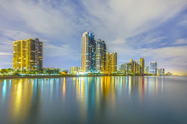 Skyline de Miami islas soleadas por la noche con reflexiones en el oc — Foto de Stock