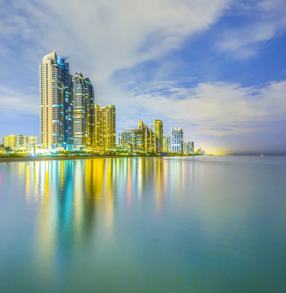 Skyline de Miami îles ensoleillées la nuit avec des reflets à l'oc — Photo