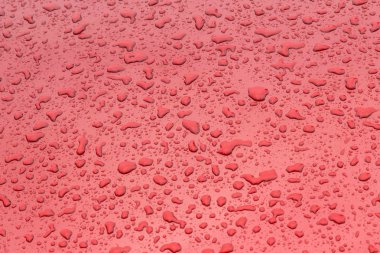 damla su armonik yapısı metal yüzeye verir.