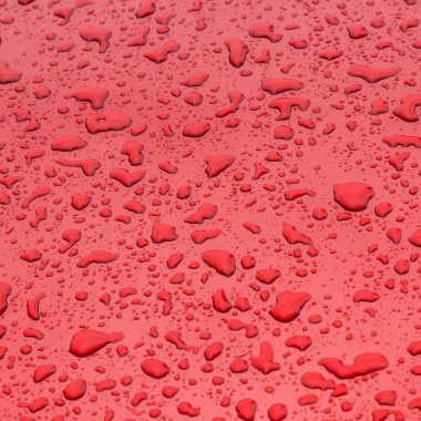 damla su armonik yapısı metal yüzeye verir.