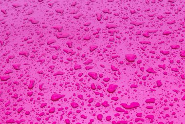 damla su armonik yapısı metal yüzeye verir.