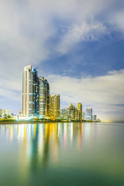 Skyline de Miami ensolarado ilhas à noite com reflexos no oc — Fotografia de Stock