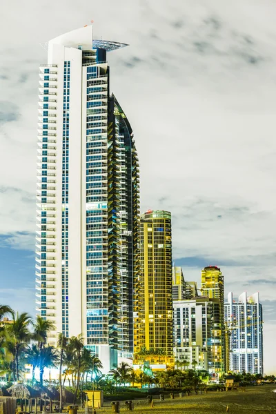 Skyline of Miami sunny isles by night with reflections at the oc — Stock Photo, Image
