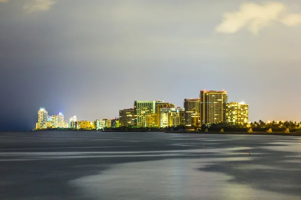 Skyline de Miami islas soleadas por la noche con reflexiones en el oc — Foto de Stock