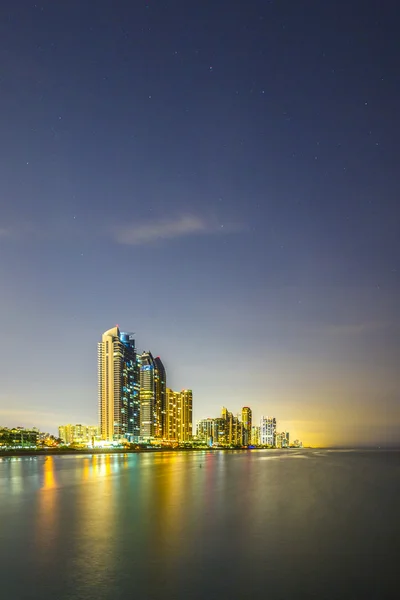 Skyline van miami zonnige eilanden bij nacht met reflecties op de oc — Stockfoto