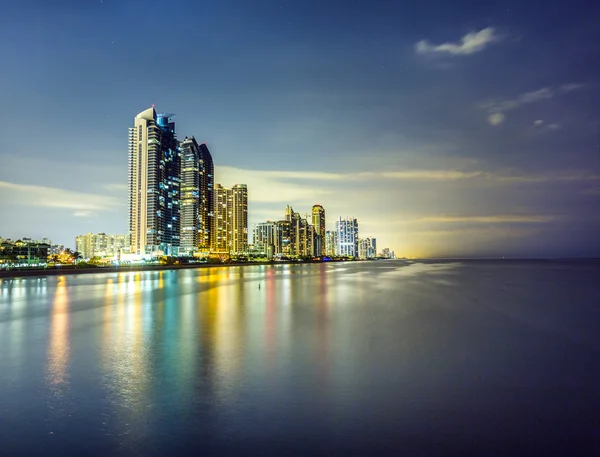 Skyline of Miami sunny isles by night with reflections at the oc — Stock Photo, Image