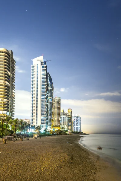 Skyline of Miami sunny isles by night with reflections at the oc — Stock Photo, Image