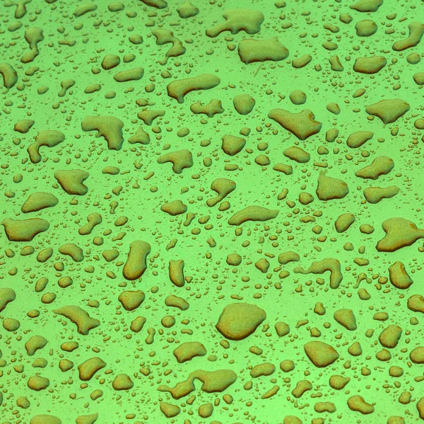 Droppe vatten ger en harmonisk struktur på metallytan — Stockfoto