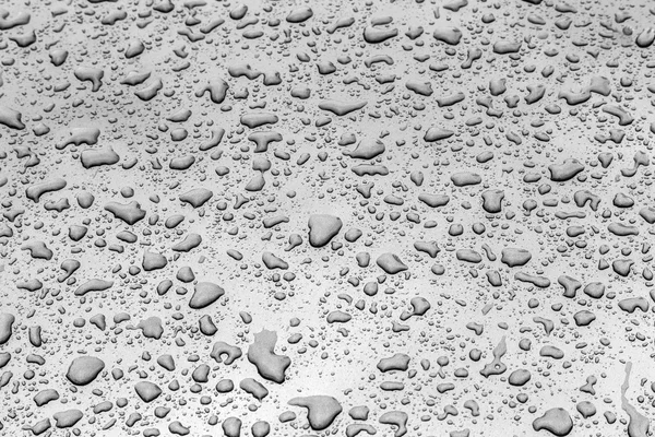 Gota de água dá uma estrutura harmônica na superfície do metal — Fotografia de Stock