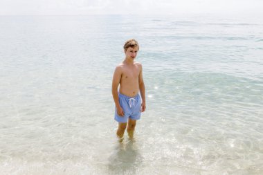 yakışıklı genç okyanusta yüzmeye eğlenceli