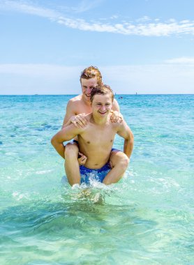 Teen okyanusta sırtıma oynamak eğlenceli olması