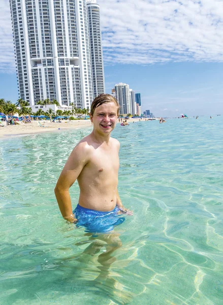 Schöner Teenager hat Spaß beim Schwimmen im Ozean — Stockfoto