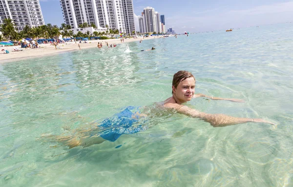 Bonito adolescente se diverte nadando no oceano — Fotografia de Stock