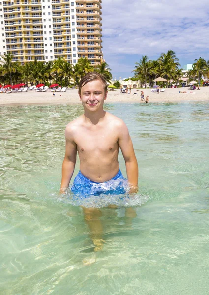 Vacker tonåring har kul simning i havet — Stockfoto