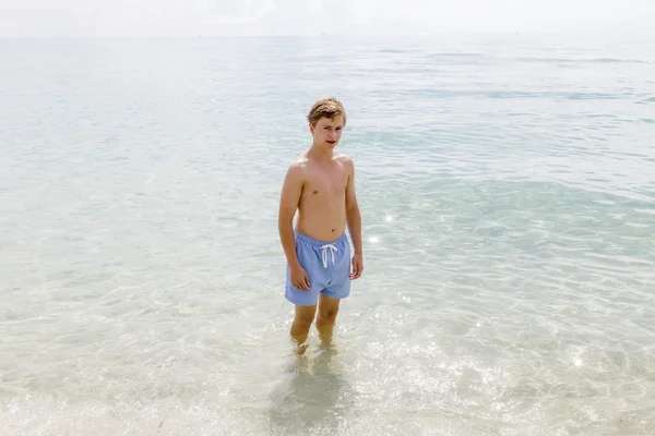 Handsome teen has fun swimming in the ocean — Stock Photo, Image