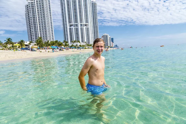 Красивый подросток весело плавает в океане — стоковое фото