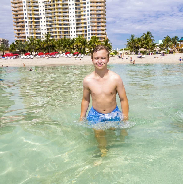 Knappe tiener heeft leuke zwemmen in de Oceaan — Stockfoto