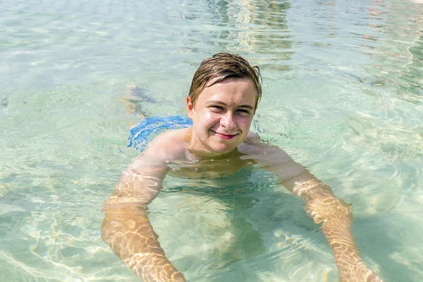 Handsome teen has fun swimming in the ocean — Stock Photo, Image