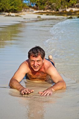 bathingsuit adam sahilde yalan ve saltwa zevk