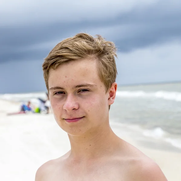 Jovem menino feliz olhando bonito na praia — Fotografia de Stock