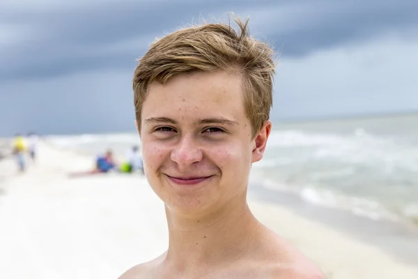 Jonge gelukkig knappe jongen op het strand — Stockfoto