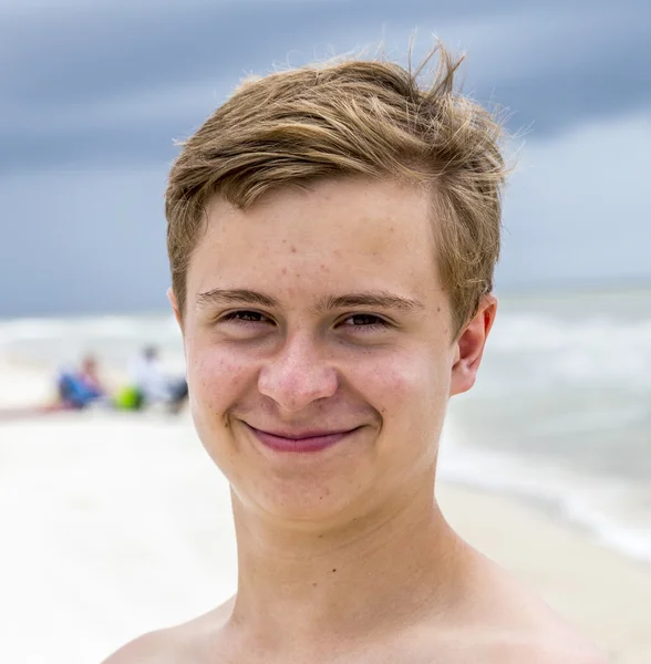 Jovem menino bonito feliz na praia — Fotografia de Stock