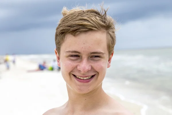Jovem menino bonito feliz na praia — Fotografia de Stock