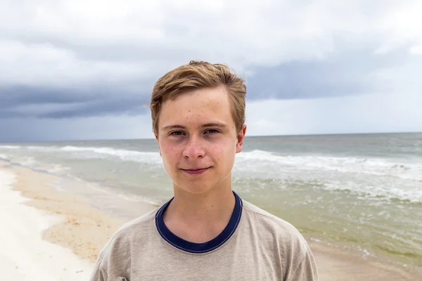 Jovem menino bonito feliz na praia — Fotografia de Stock