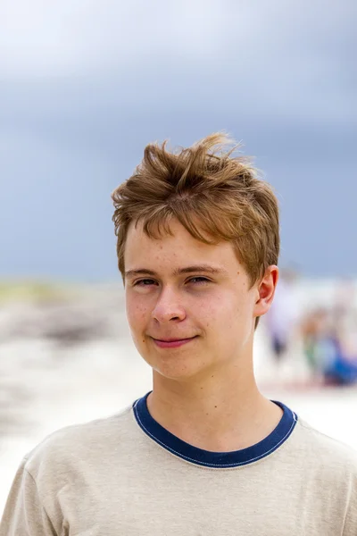 Jonge gelukkig knappe jongen op het strand — Stockfoto