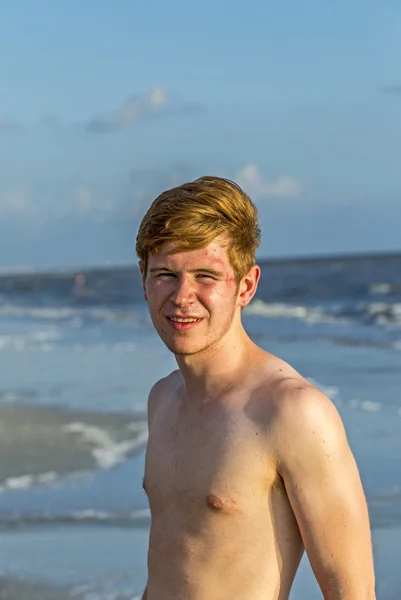 Snygg säker tonåring i solnedgången på stranden — Stockfoto