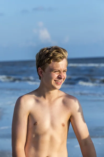 Bonito adolescente confiante ao pôr do sol na praia — Fotografia de Stock