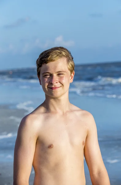 Bello sicuro di sé adolescente al tramonto in spiaggia — Foto Stock