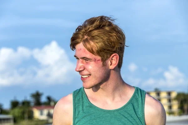 Teenager genießt den schönen Strand — Stockfoto