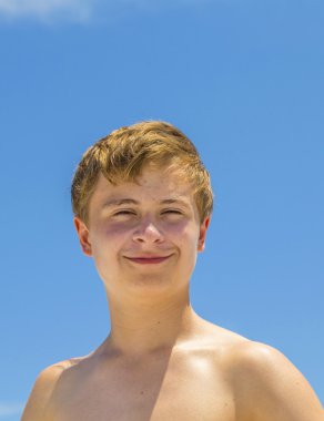 sunny Beach Yüzme sonra mutlu çocuk