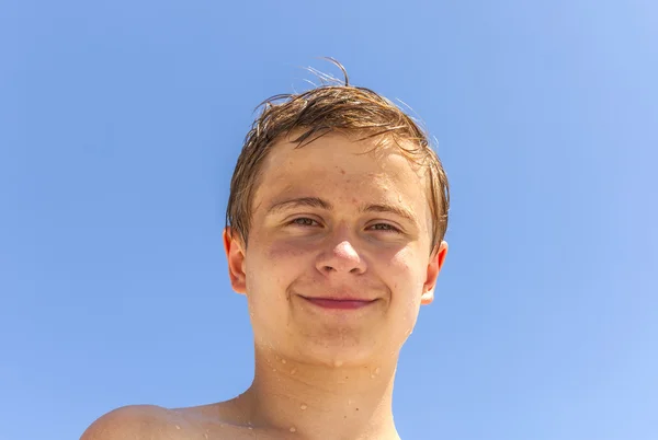 Ragazzo felice dopo aver nuotato sulla spiaggia soleggiata — Foto Stock